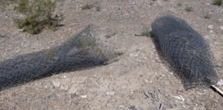 Robaron dos rollos de alambre perimetral y fueron capturados a toda velocidad en el barrio Parque Industrial