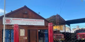 El primer cuartel de bomberos voluntarios de San Juan, en jaque: deuda millonaria, puertas cerradas a subsidios y subsistiendo gracias a la venta de pollos
