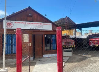 El primer cuartel de bomberos voluntarios de San Juan, en jaque: deuda millonaria, puertas cerradas a subsidios y subsistiendo gracias a la venta de pollos